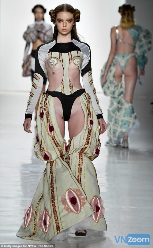 4419A8C000000578-4872988-Pattern_Models_walked_in_eye_catching_ensembles_marrying_pastel_-m-9_1505144466523.jpg