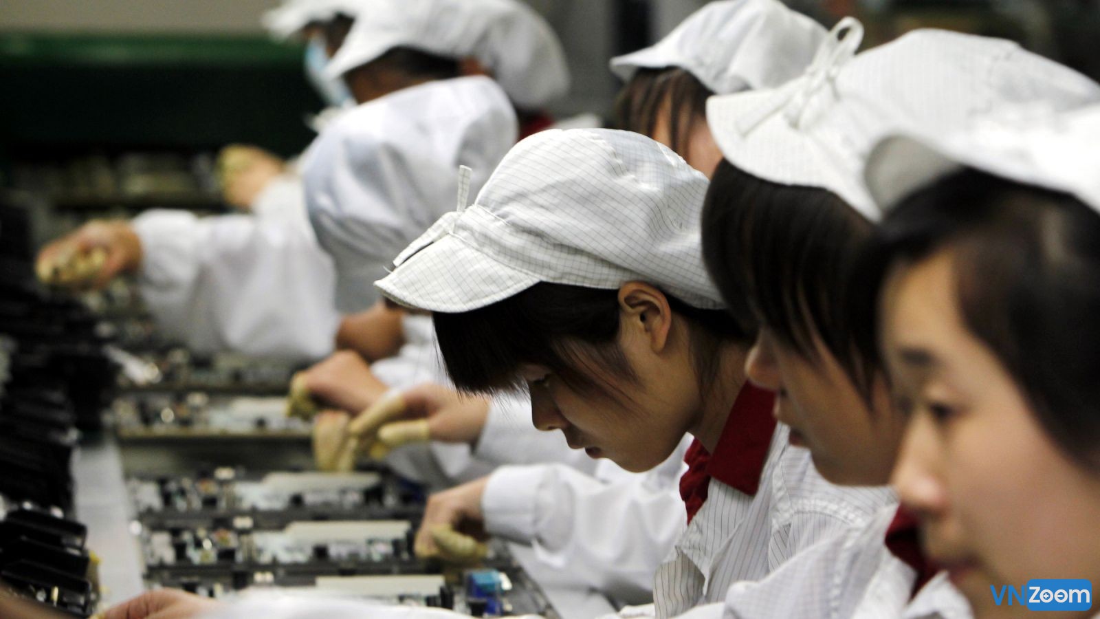 [Thảo luận] Lý do vì sao điện thoại Trung Quốc lại rẻ như thế ! Foxconn-workers-030614