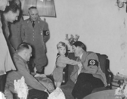 bat-mi-chung-toc-hoan-hao-khien-hitler-bi-am-anh-ca-doi-Hinh-10.jpg