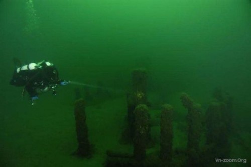 phat-hien-bai-da-co-stonehenge-thu-2-duoi-day-ho-o-my.jpg