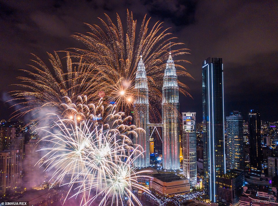 22854482-7839809-New_Year_fireworks_light_up_the_night_sky_around_the_Petronas_Tw-a-60_1577828208917.jpg