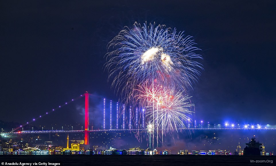 22855596-7839809-This_evening_s_celebrations_in_Istanbul_Turkey_as_fireworks_expl-a-73_1577830440944.jpg