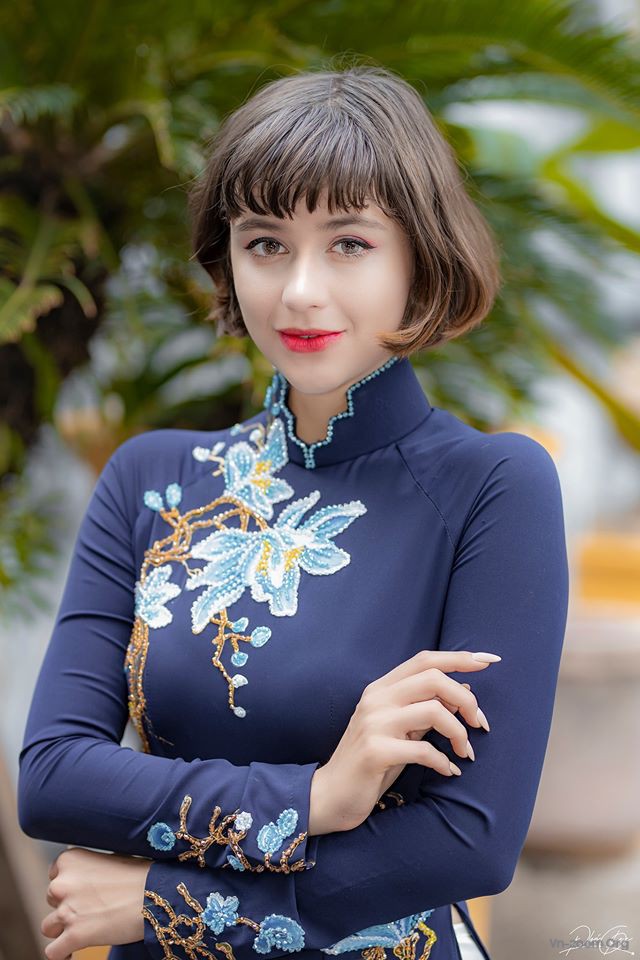 Ảnh đẹp - Thiếu nữ Nga xinh đẹp trong tà áo dài truyền thống Việt ...