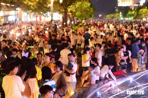 logo-pho-di-bo-nguyen-hue-noel-2020-anh-quang-dinh-1608816790421182894668.jpg