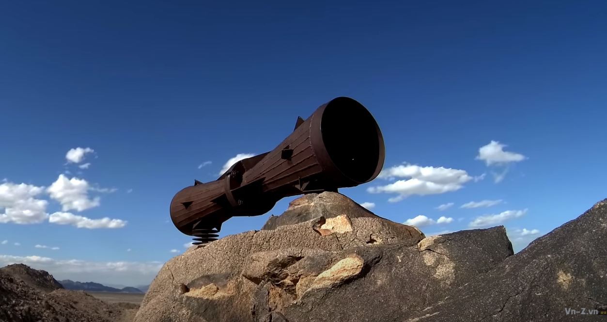 Có một cái loa khổng lồ trên đỉnh đồi ở sa mạc Mojave, và không ai ...