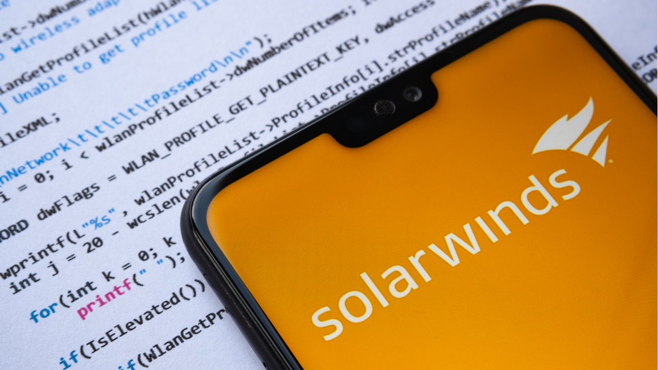 Microsoft công bố báo cáo điều tra Solarwinds bị hack , sự cố sẽ không ảnh hưởng tới người dùng. Shutterstock_1885971511