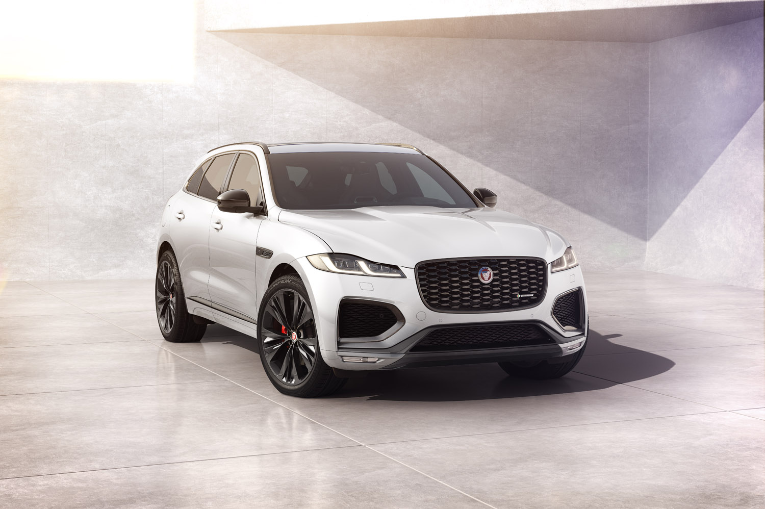 Jag_F-PACE_22MY_02_R-Dynamic_Black_Exterior_Front_3-4_110821.jpg