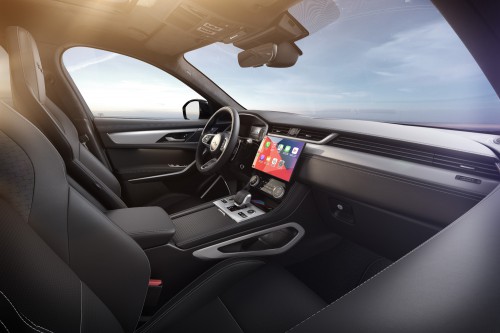 Jag_F-PACE_22MY_07_Ebony_Interior_Wireless_Apple_CarPlay_110821.jpg