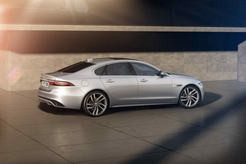 Jag_XF_22MY_03_R-Dynamic_HSE_Rear_3-4_250821.jpg