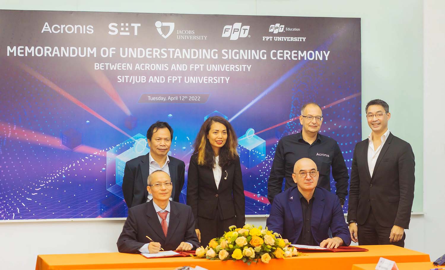 MOU-Signing_Dr.-Thanh-and-Dr.Bell.jpg