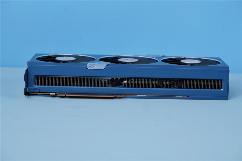 gunnir-Intel-Arc-A770-Flux-light-unfolding-a.jpg