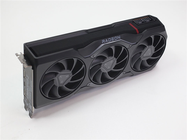 AMD-RX-7900-XTX-unbox-05.jpg