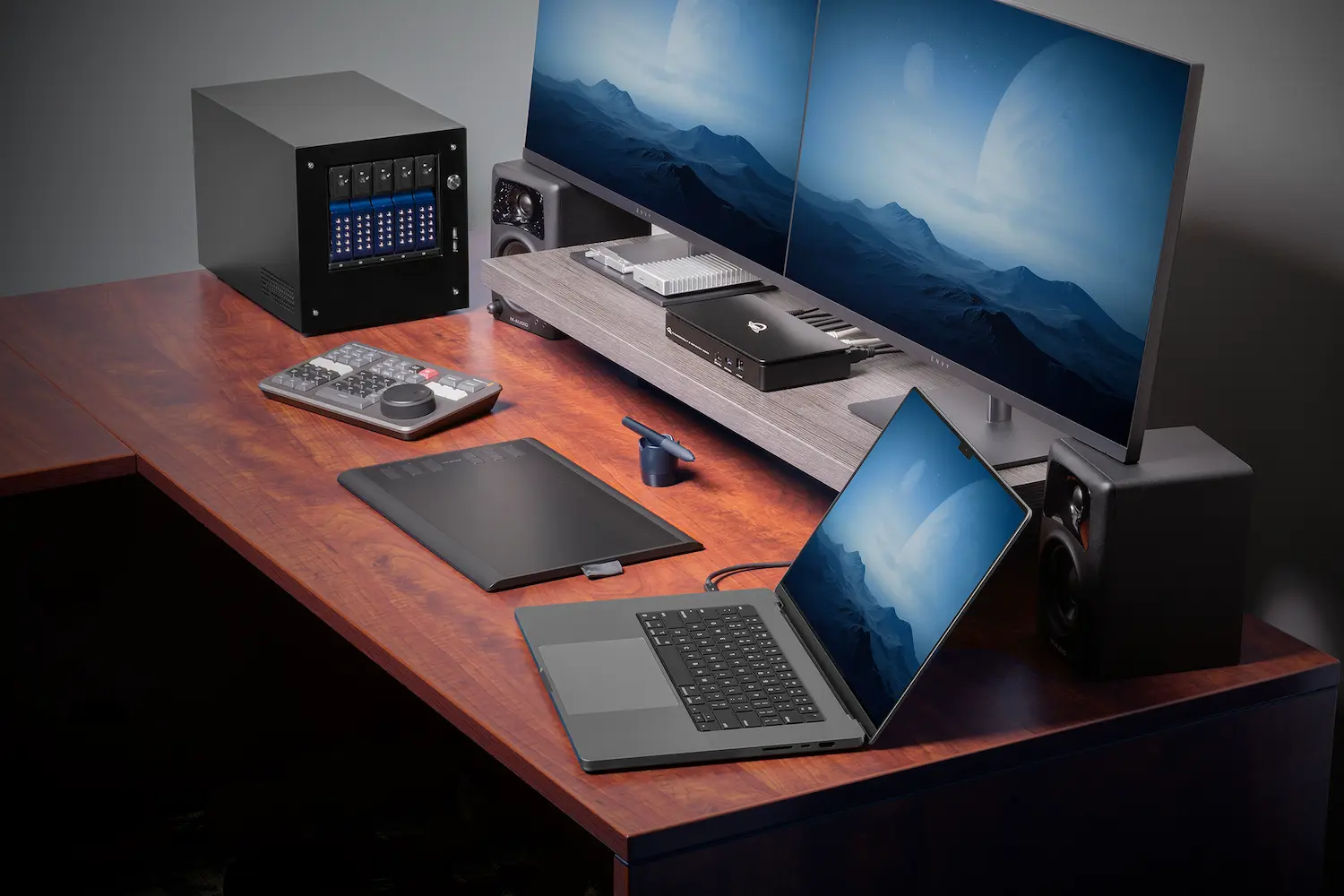 Thunderbolt-5-Dual-10GbE-Network-Dock_nas-desk-1.webp