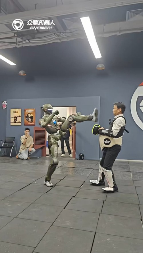 robot-hinh-nguoi.jpg