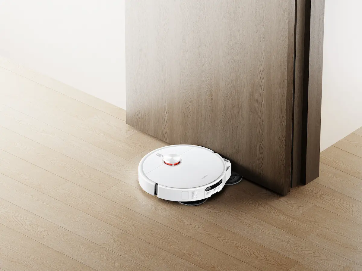XIAOMI-Robot-Vacuum-H50-Pro_Effortlessly-removes-dust-from-gaps-under-doors.webp