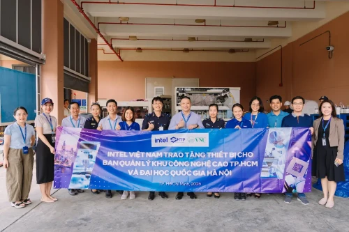 intel-vietnam-trao-tang-thiet-bi-ban-dan-01.webp