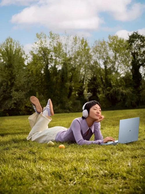 ASUS-Vivobook-S16_TP5608QA_Scenario-photo_3B_Light-Blue_01.webp