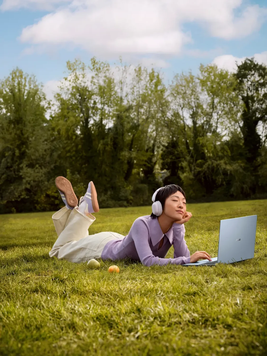 ASUS-Vivobook-S16_TP5608QA_Scenario-photo_3B_Light-Blue_01.webp